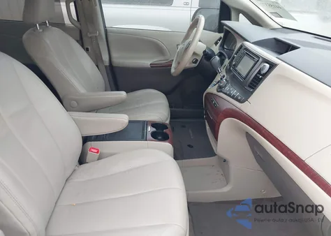 2014 Toyota Sienna Xle V6 8 Passenger z USA, uszkodzony, nr VIN 5TDYK3DC6ES429778